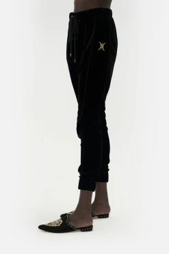 VELVET DROP CROTCH PANT THE QUEENS KING 12 VELVET DROP CROTCH PANT THE QUEENS KING -clothing shop CAMILLA 00019742 VELVET DROP CROTCH PANT THE QUEENS KING 4