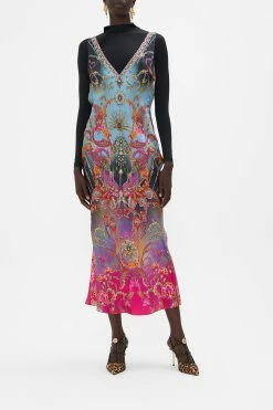 V-NECK SLIP DRESS WHAT LIES BENEATH -clothing shop CAMILLA 00020426 V NECK SLIP DRESS WHAT LIES BENEATH MODEST 1