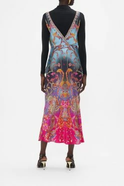 V-NECK SLIP DRESS WHAT LIES BENEATH -clothing shop CAMILLA 00020426 V NECK SLIP DRESS WHAT LIES BENEATH MODEST 2