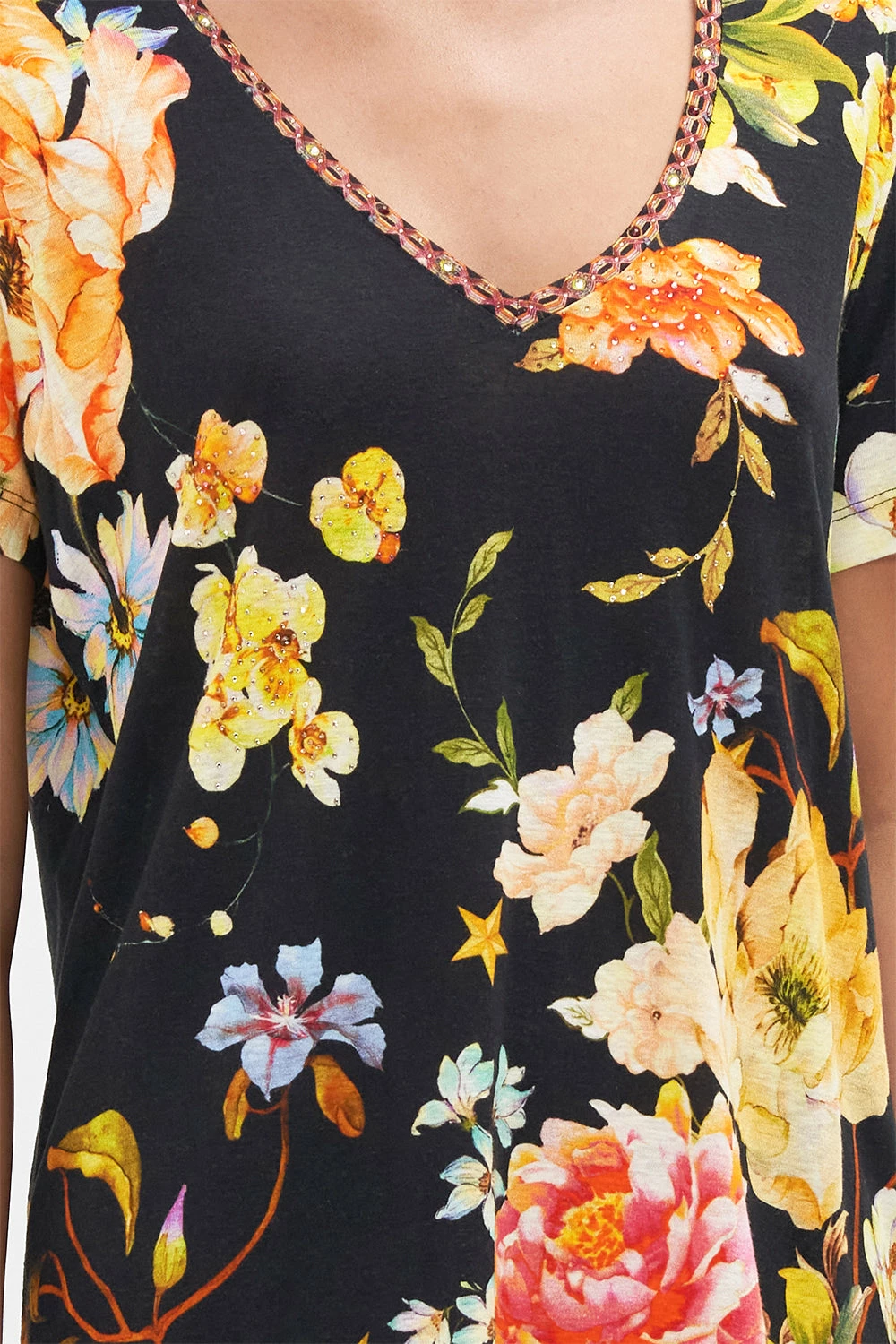 RELAXED V-NECK TEE - ALL OVER PRINT SECRET HISTORY - Image 5