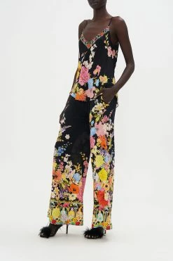 V-NECK BIAS CAMI DIVINE DIVINITY 9 V-NECK BIAS CAMI DIVINE DIVINITY -clothing shop CAMILLA 00023440 V NECK BIAS CAMI DIVINE DIVINITY 3