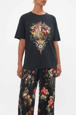 ORGANIC COTTON OVERSIZE BAND TEE A NIGHT AT THE OPERA 12 ORGANIC COTTON OVERSIZE BAND TEE A NIGHT AT THE OPERA -clothing shop CAMILLA 00024132 ANIGHTATTHEOPERA OVERSIZEBANDTEE SOLIDBLACK 4