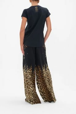 ORGANIC COTTON CURVED HEM FITTED TEE- BLACK LIONS MANE -clothing shop CAMILLA 00026423 LIONS MANE CURVED HEM FITTED TEE 3