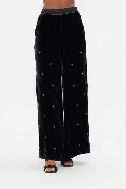 STRAIGHT LEG RELAXED TROUSER A NIGHT AT THE OPERA 11 STRAIGHT LEG RELAXED TROUSER A NIGHT AT THE OPERA -clothing shop CAMILLA 00028703 ANIGHTATTHEOPERA STRAIGHTLEGRELAXEDTROUSERVELVETBLACK 4