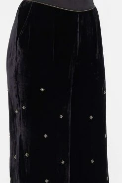 STRAIGHT LEG RELAXED TROUSER A NIGHT AT THE OPERA 13 STRAIGHT LEG RELAXED TROUSER A NIGHT AT THE OPERA -clothing shop CAMILLA 00028703 ANIGHTATTHEOPERA STRAIGHTLEGRELAXEDTROUSERVELVETBLACK 5