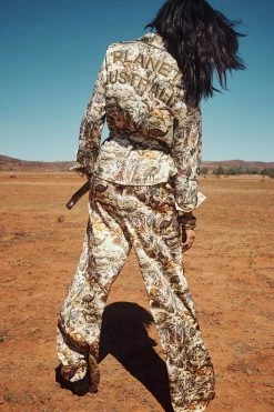 LOUNGE TROUSER WITH CUFFS BUSH DOOF -clothing shop campaign drop4 0000 190326 Camilla 17 3145 9caf0742 c067 4734 a0c1 b0e399bba4b3