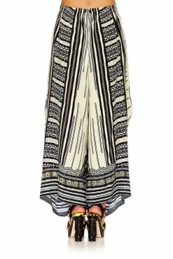 WIDE LEG TROUSER WITH POCKETS BETWEEN THE LINES 14 WIDE LEG TROUSER WITH POCKETS BETWEEN THE LINES -clothing shop shot 22 323